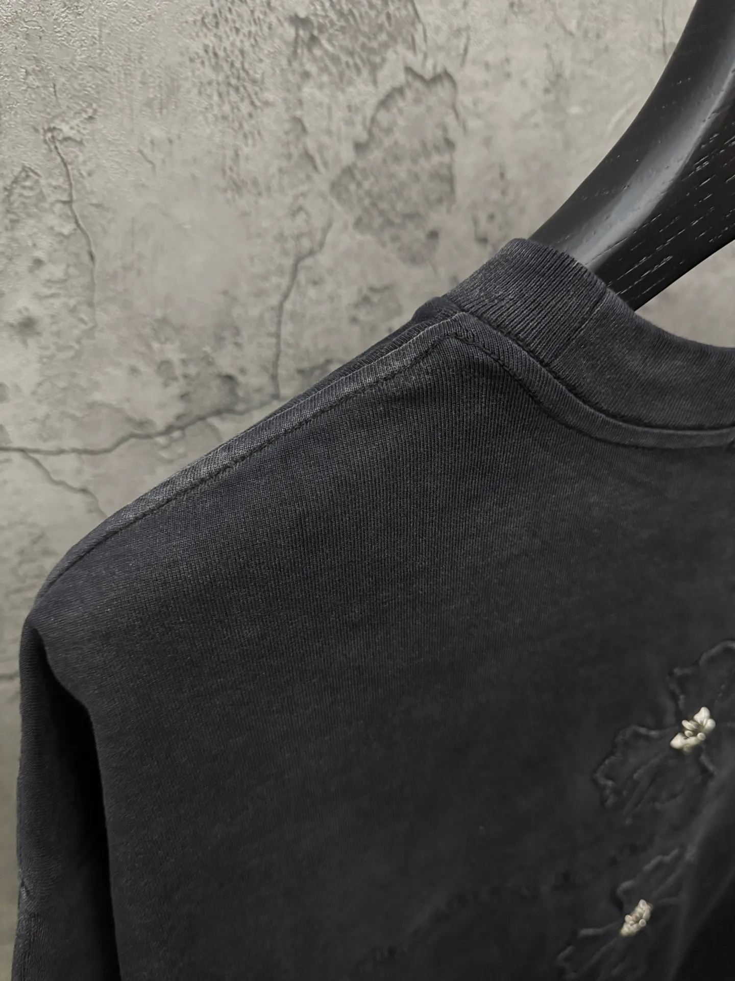 P230 top version, real shot without P, ​​different from market currency) 𝗖𝗵𝗿𝗼𝗺𝗲 𝗛𝗲𝗮𝗿𝘁𝘀/Croxin 2026 spring new original single counter American washed patch embroidered couple short sleeves 👑The highest version! Customized fabric 320 grams, washed and fried, spray horse slip craft, best-selling model at the counter, very comfortable to wear. Accessories: original molded and authenticated collar label ➕ 100% silk wash label. Genuine purchase-grade original hangtag➕matching hanging rope➕3D hanging beads➕original packaging bag. Craftsmanship: The original version has consistent wiring! The highest version of the armhole matching technique! Color: Burgundy Black Size: S M L XL Style No.: 6607